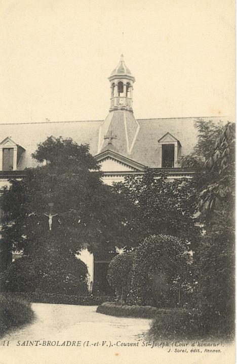 saint-broladre_Couvent St-Joseph_cour honneur.jpg